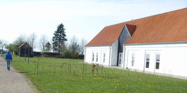 Fugledegård ligger lige ned til Tissø.
Du kan bl.a. gå nogle ture i området og kravle op i fugletårnet. På udendørsområdet kan markeringen af vikingernes boliger ( Kongsgården ved Tissø )  og det nye fugleskjul besøges. Det er således muligt at komme helt tæt på det levende fugleliv.
Ved besøgscentret kan du finde nogle foldere “Spor i Landskabet“, der fortæller om fundet af Tissøringen og naturen.
Der er udendørs spiseområde og bålplads til fri afbenyttelse. Der er sheltere, og indtil videre kan man frit overnatte i shelterne en enkelt nat, hvis de er ledige. Du skal selv medbringe brænde eller bestille det på Fugledegård. Der er vand og toilet tæt ved i et lille hus.
Se dias nederst også med Dronning Margrethes besøg i 1917

